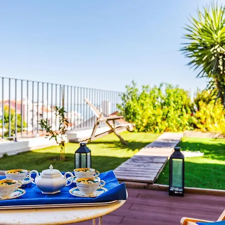 Апартаменты 110m2 Flat, Large Terrace With A View And A Garden Лиссабон